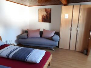 un soggiorno con un divano e un letto di Ferienwohnung Schäfer a Steinau an der Straße