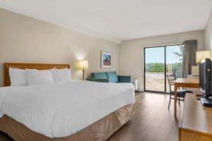 Katil atau katil-katil dalam bilik di Rodeway Inn +38 gambar
