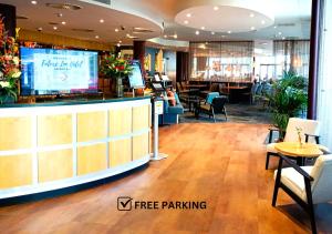 een lobby van een restaurant met een bar bij Future Inn Cardiff Bay in Cardiff