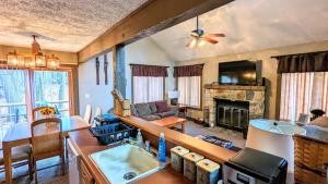 Televisyen dan/atau pusat hiburan di Frost Hollow by AvantStay Deck w Grill Game Room Loft