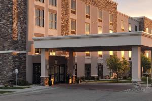 ファーゴにあるComfort Suites Fargo Medical Centerの大きなレンガ造りの建物