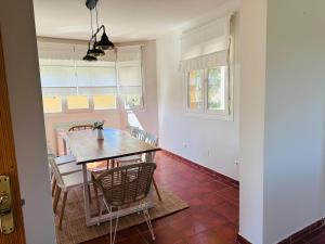 a kitchen and dining room with a table and chairs at Casa rústica en paraje natural in El Espinar