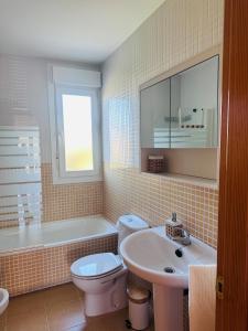 a bathroom with a sink and a toilet and a tub at Casa rústica en paraje natural in El Espinar