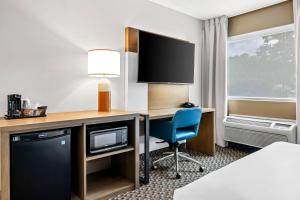 トラバースシティにあるComfort Inn Traverse Cityのデスク、テレビ、椅子が備わる客室です。 +37枚の写真