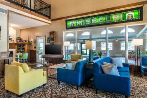 una hall dell'hotel con mobili blu e una televisione di Comfort Inn Sedalia Station a Sedalia