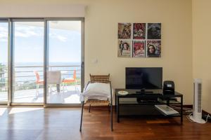 TV a/nebo společenská místnost v ubytování Caniço I By Trip2Portugal