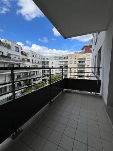 einen Balkon mit Blick auf einige Gebäude in der Unterkunft Appartement proche centre d'affaires calme et terrasse in Issy-les-Moulineaux