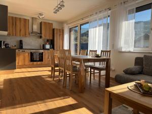 a kitchen and living room with a table and chairs at Ski und Wander Ferienwohnung Galsterberg-Blick Pruggern - Schladming-Dachstein in Pruggern