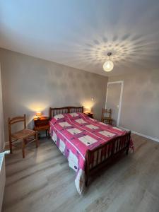 a bedroom with a bed and two chairs and a ceiling at Gérardmer Centre, Calme, 95m Spacieux in Gérardmer