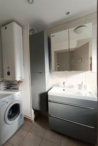 a kitchen with a sink and a washing machine at Gérardmer Centre, Calme, 95m Spacieux in Gérardmer