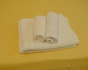 deux serviettes sur un mur avec deux nœuds dans l'établissement Batumi city apartments, à Batoumi 54 autres photos