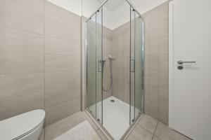 Koupelna v ubytování Air conditioned 1 room Apartment, with garden, new building + 13 fotografií