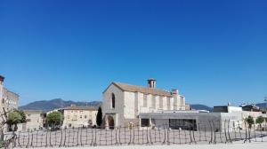 un viejo edificio con una valla delante en La Polaina, en Montblanc