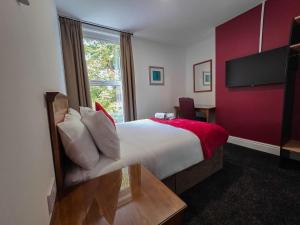 Televisyen dan/atau pusat hiburan di Hullywood rooms with shared kitchen facilities