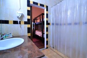 ein Badezimmer mit Waschbecken und Duschvorhang in der Unterkunft Clouds Holiday Bungalow in Haputale + 65 Fotos