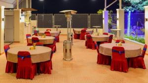 Un salón de banquetes con mesas y sillas en una habitación. en Paradise Hills, en Bungmati