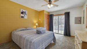 Postel nebo postele na pokoji v ubytování Sycamore Cove by AvantStay Hot Tub Game Rooms