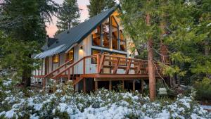 Peaceful Tahoe Retreat 5mins to Lake Cozy Modern Cabin iarna