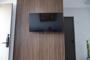 a wooden wall with a television on top of it at Brisa Marina Departamento con Alberca y Playa in Boca del Río