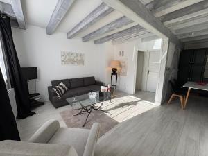 a living room with a couch and a table at Relais du Dompeter in Molsheim