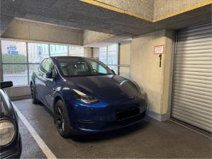 une voiture bleue garée dans un parking dans l'établissement Katys Cozy Corner - Self CheckIn, à Graz