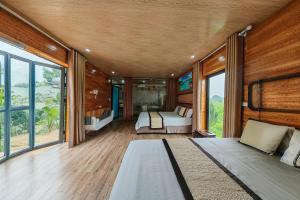 Un dormitorio con una cama en una habitación con ventanas. en Ninh Binh Peaceful Retreat, en Ninh Binh 37 fotos más
