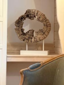 a mirror sitting on a shelf with a chair at Villa Pippi in Tokarnia