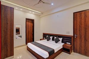 Postel nebo postele na pokoji v ubytování Hotel O Golden Palace