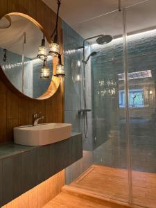 ein Badezimmer mit Waschbecken und Dusche in der Unterkunft Villa Pippi in Tokarnia + 67 Fotos