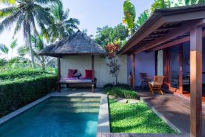 une villa avec piscine et une maison dans l'établissement Temuku Ubud Villas, à Ubud
