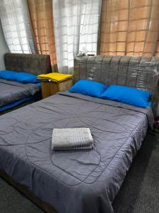 Postel nebo postele na pokoji v ubytování Mezzanine Guest House