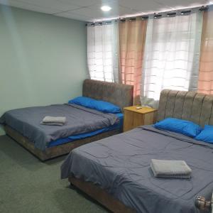 Postel nebo postele na pokoji v ubytování Mezzanine Guest House