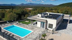 una imagen de una casa con paneles solares en el techo en Olive Residence, en Lovreć