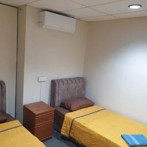 Postel nebo postele na pokoji v ubytování Mezzanine Guest House