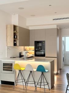 ビルバオにあるApartamento NUEVO Lujoso Suites Centro Bilbao Wifi ,Parking gratisのキッチン(カウンター、スツール2脚付)