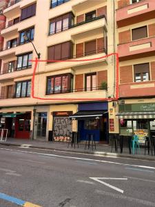 ビルバオにあるApartamento NUEVO Lujoso Suites Centro Bilbao Wifi ,Parking gratisの街路沿いにある建物