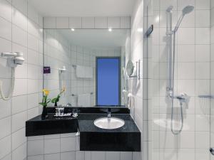 Koupelna v ubytování Mercure Hotel Frankfurt Eschborn Helfmann-Park + 51 fotografií