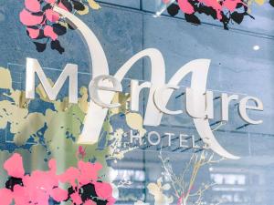 a sign in the window of a store at Mercure Hotel Hannover Mitte in Hannover