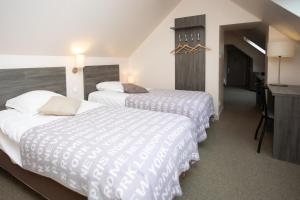 Postel nebo postele na pokoji v ubytování Logis-Hôtel & Restaurant LE CARNOT
