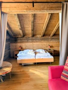 un lit dans une chambre avec un plafond en bois dans l'établissement Ovronnaz Oasis, à Ovronnaz