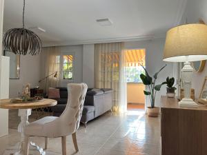 ein Wohnzimmer mit Sofa und Tisch in der Unterkunft Preciosa Casa Con Jardín Privado in Puerto de la Cruz