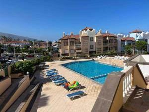 einen Pool mit Liegestühlen und Gartenstühlen in der Unterkunft Preciosa Casa Con Jardín Privado in Puerto de la Cruz
