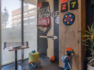 a room with a basketball hoop on the wall at Ibis Budget Barcelona Viladecans in Viladecáns