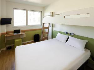 Postel nebo postele na pokoji v ubytování Ibis Budget Barcelona Viladecans + 30 fotografií