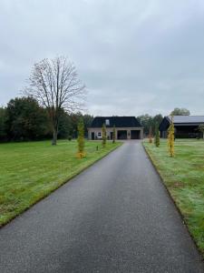 a driveway leading to a house with a building at Appartement Zeldam in Ambt Delden