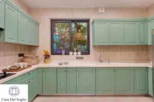 Η κουζίνα ή μικρή κουζίνα στο Lime Tree 4 BHK Villa with Private Pool Anjuna Beach Goa