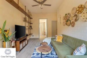 Μια τηλεόραση ή/και κέντρο ψυχαγωγίας στο Lime Tree 4 BHK Villa with Private Pool Anjuna Beach Goa