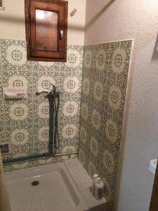 une salle de bain avec un lavabo et un miroir dans l'établissement Chalet les Iris, à Formiguères