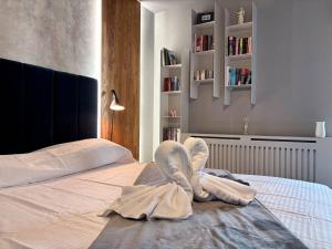 克卢日-纳波卡Sunflower Luxury Haven by Iulius Mall and FSEGA的一间卧室，床上铺着白毛巾