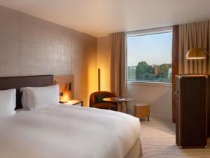 Postel nebo postele na pokoji v ubytování Sofitel Luxembourg Le Grand Ducal